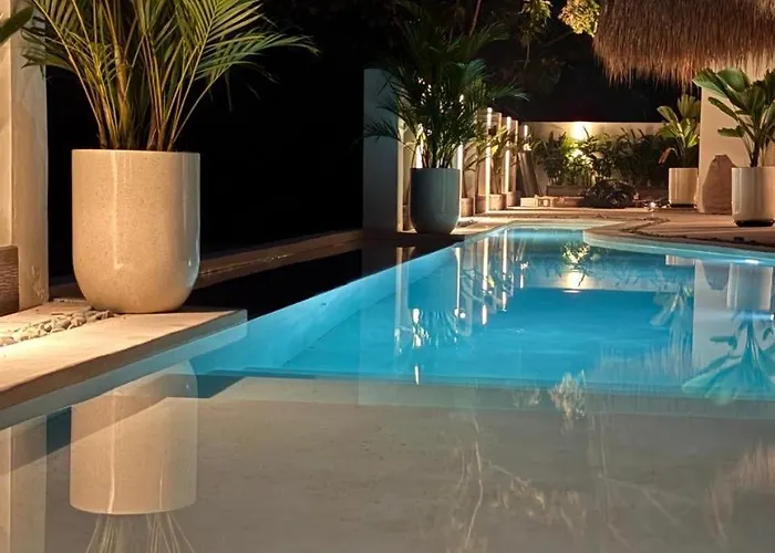 Ayu Padang 03 Villa Uluwatu (Bali)